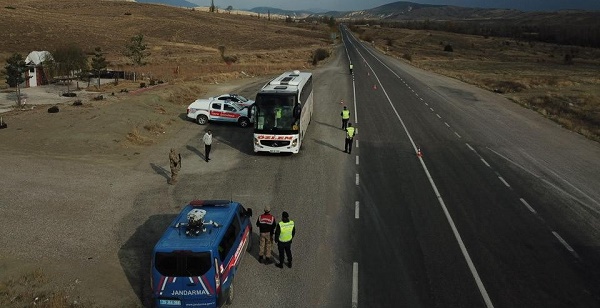 Gümüşhane’de Jandarma vatandaş oldu otobüsleri denetledi