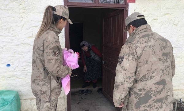Jandarma personelleri yalnız yaşayan yaşlıları ziyaret etti