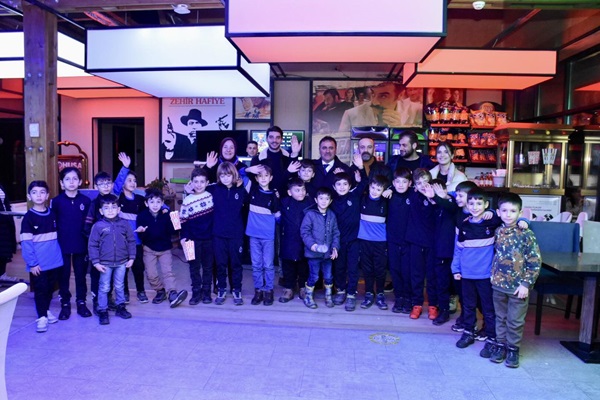 Başkan Çimen’den Trabzonspor Futbol Okulu Öğrencilerine Sinema Hediyesi