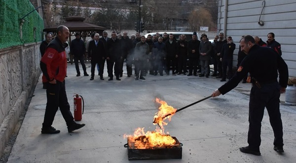 Gümüşhane Belediyesi personeline uygulamalı yangın eğitimi