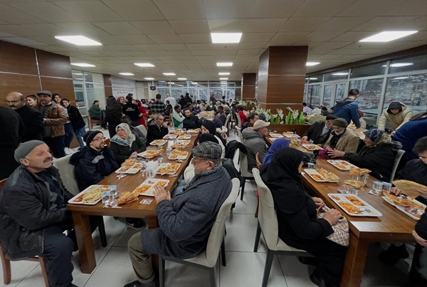 Gümüşhane’de belediyenin iftar sofralarına yoğun katılım