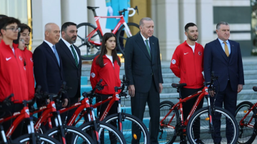 Cumhurbaşkanı Erdoğan, Türkiye Bisiklet Turu heyetini Beştepe’de ağırladı