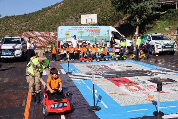 Kürtün’de, ilkokul öğrencilerine jandarmadan mobil trafik eğitimi